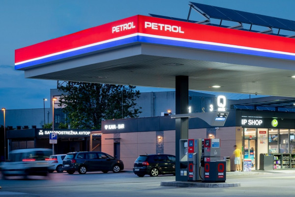 Petrol bo opoldne za eno uro protestno zaprl prodajna mesta zunaj avtocest